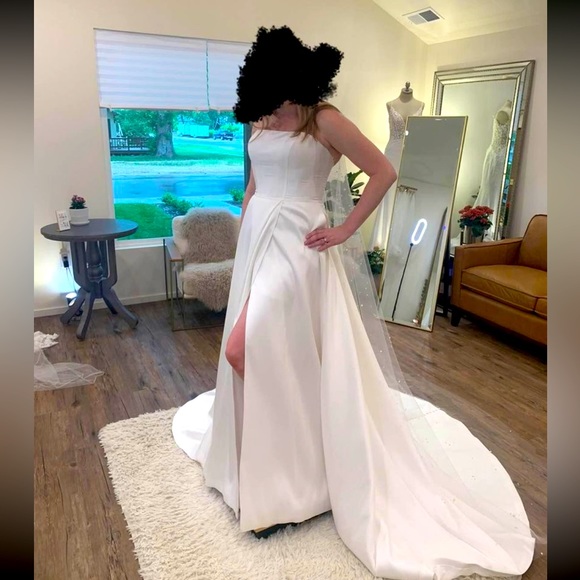 BRAND NEW - NEVER WORN. Satin strapless wedding dress with pockets. - Picture 2 of 3